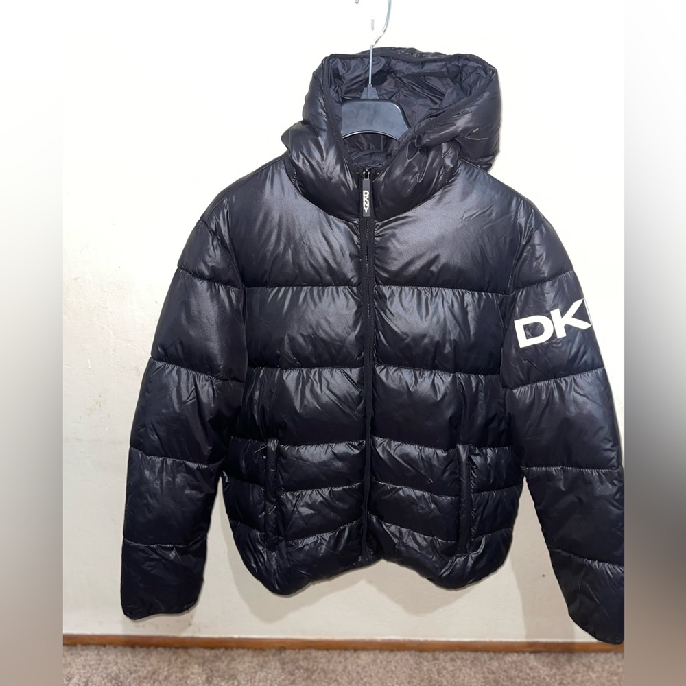 DKNY Men's Water Resistant Ultra Loft Hooded Logo Puffer Jacket.  Size: Large